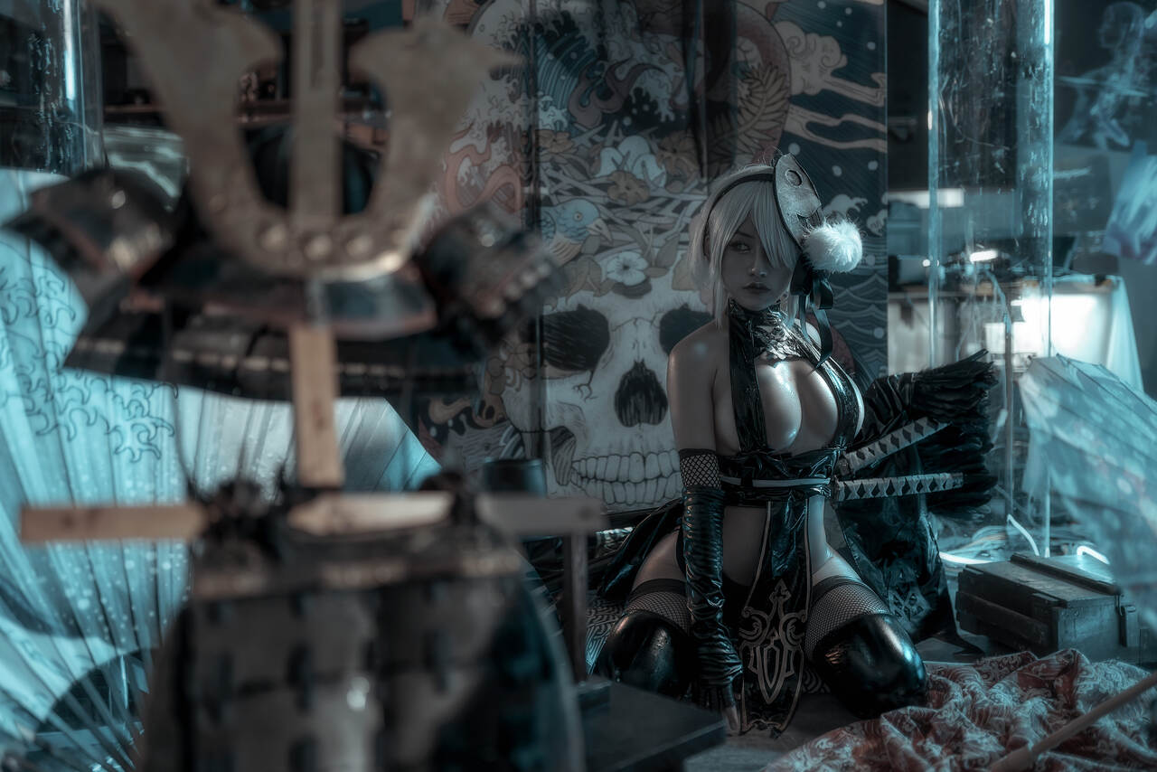 Приятный косплей 2B из Nier: Automata в исполнении не менее приятной косплеерши Qianchuan Yixiao (笑芳香沁).
