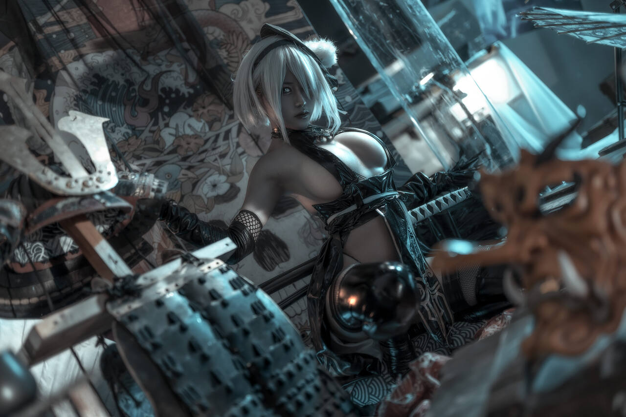 Приятный косплей 2B из Nier: Automata в исполнении не менее приятной косплеерши Qianchuan Yixiao (笑芳香沁).