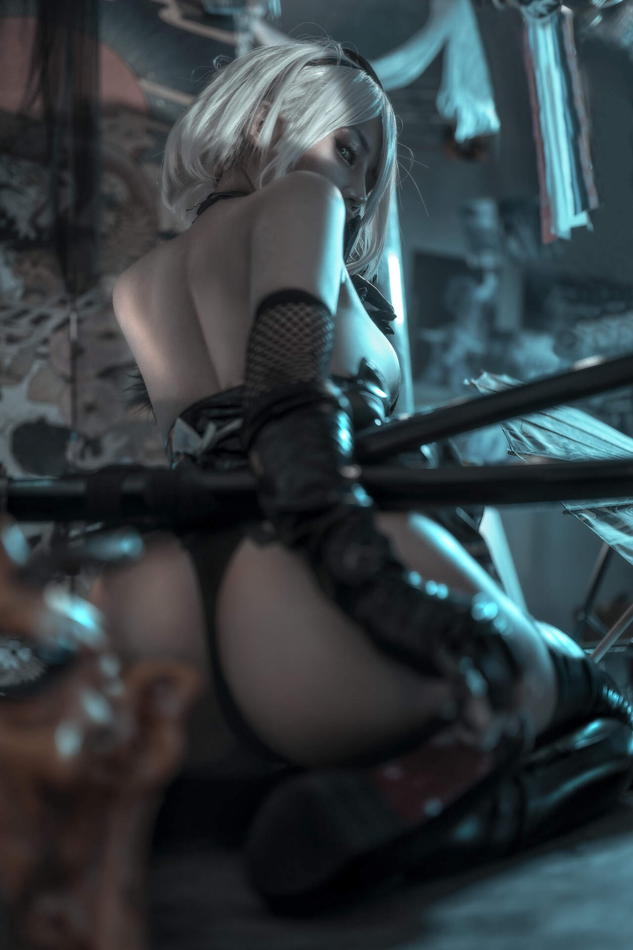 Приятный косплей 2B из Nier: Automata в исполнении не менее приятной косплеерши Qianchuan Yixiao (笑芳香沁).