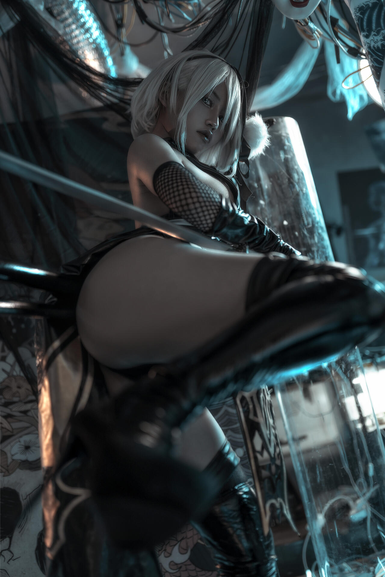 Приятный косплей 2B из Nier: Automata в исполнении не менее приятной косплеерши Qianchuan Yixiao (笑芳香沁).