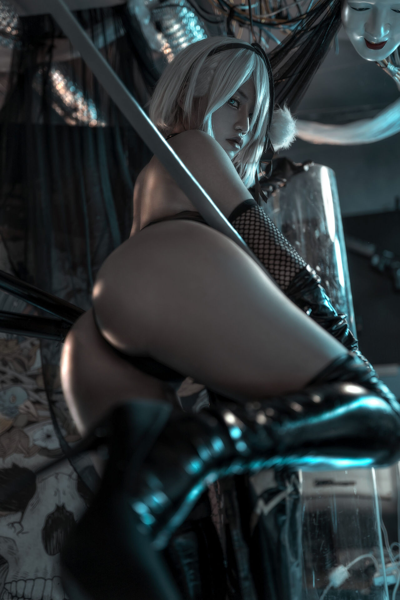 Приятный косплей 2B из Nier: Automata в исполнении не менее приятной косплеерши Qianchuan Yixiao (笑芳香沁).