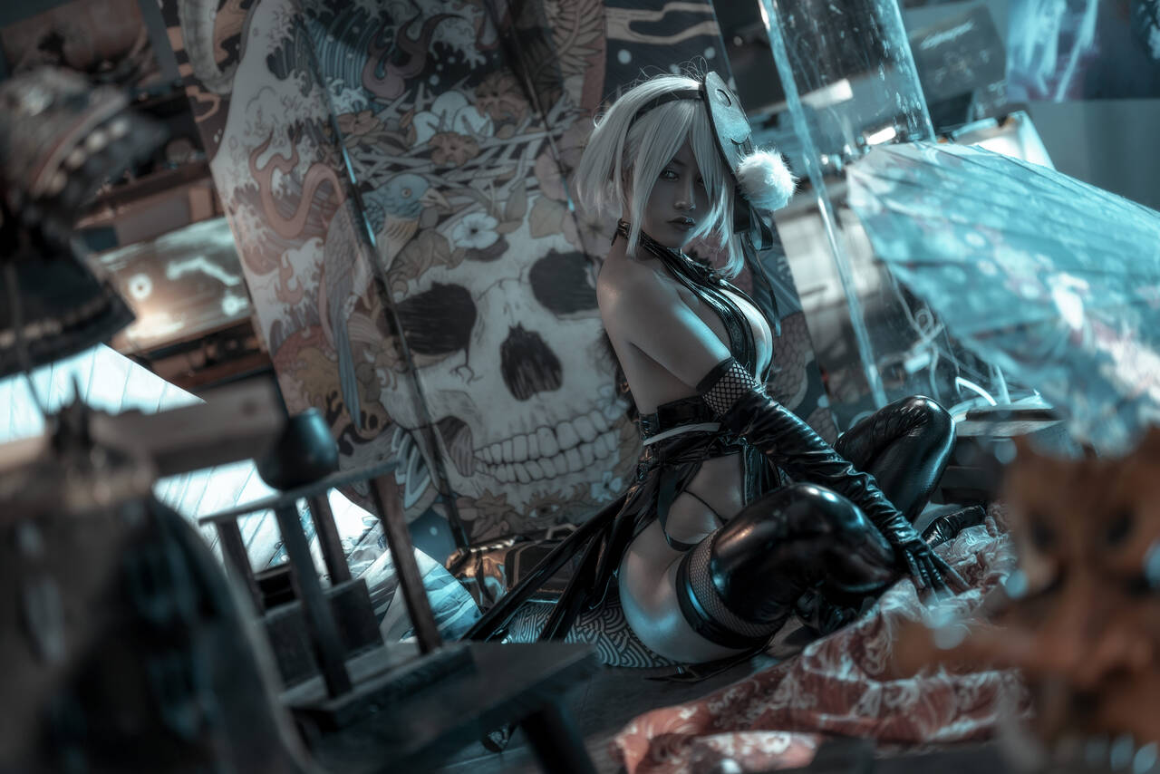 Приятный косплей 2B из Nier: Automata в исполнении не менее приятной косплеерши Qianchuan Yixiao (笑芳香沁).