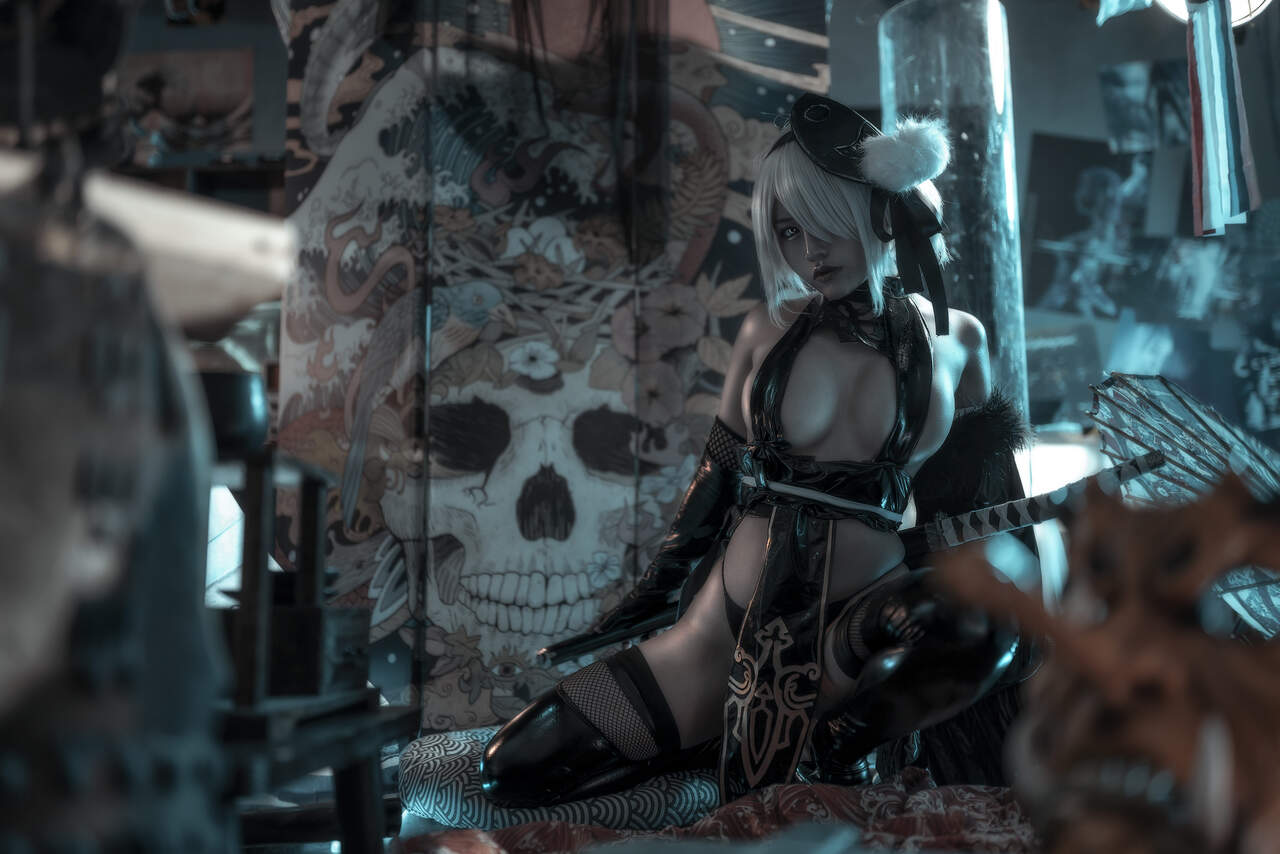 Приятный косплей 2B из Nier: Automata в исполнении не менее приятной косплеерши Qianchuan Yixiao (笑芳香沁).