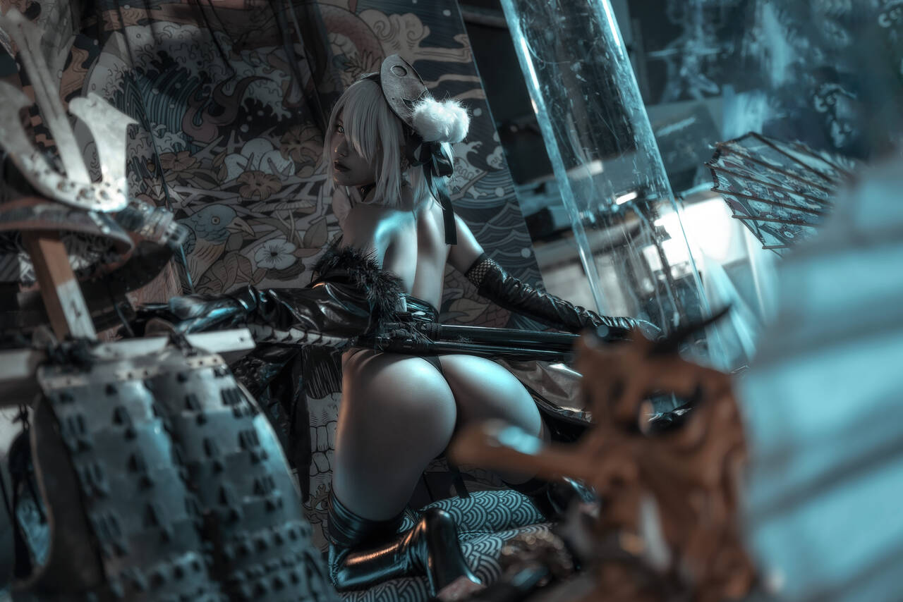Приятный косплей 2B из Nier: Automata в исполнении не менее приятной косплеерши Qianchuan Yixiao (笑芳香沁).