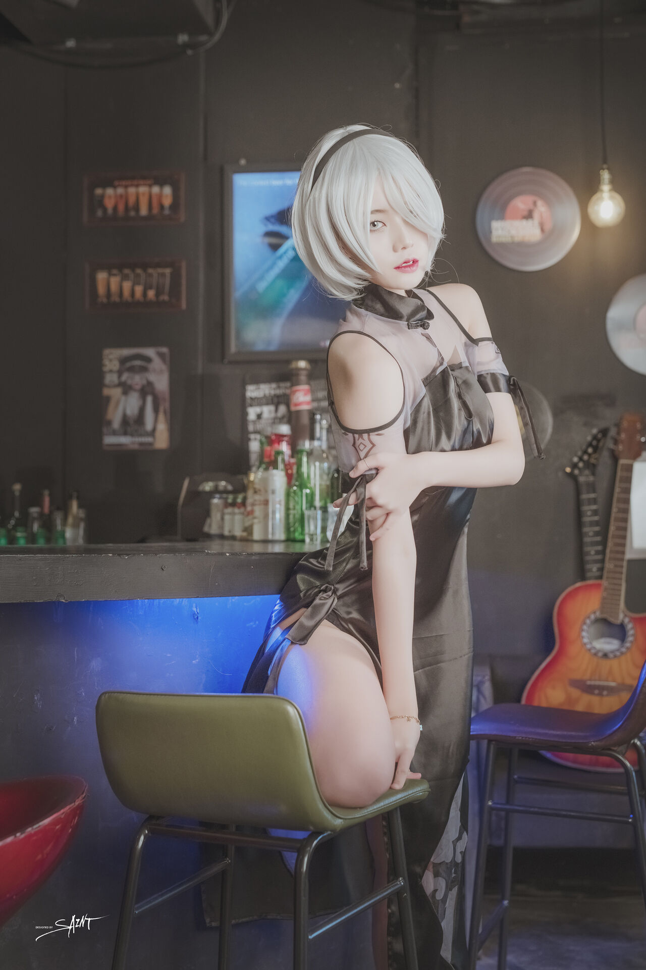 Косплей 2b в платье и халате из NieR Automata