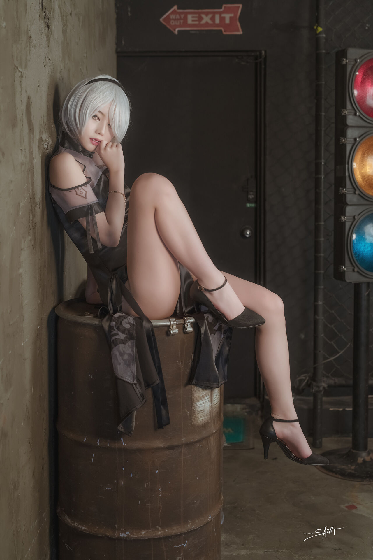 Косплей 2b в платье и халате из NieR Automata