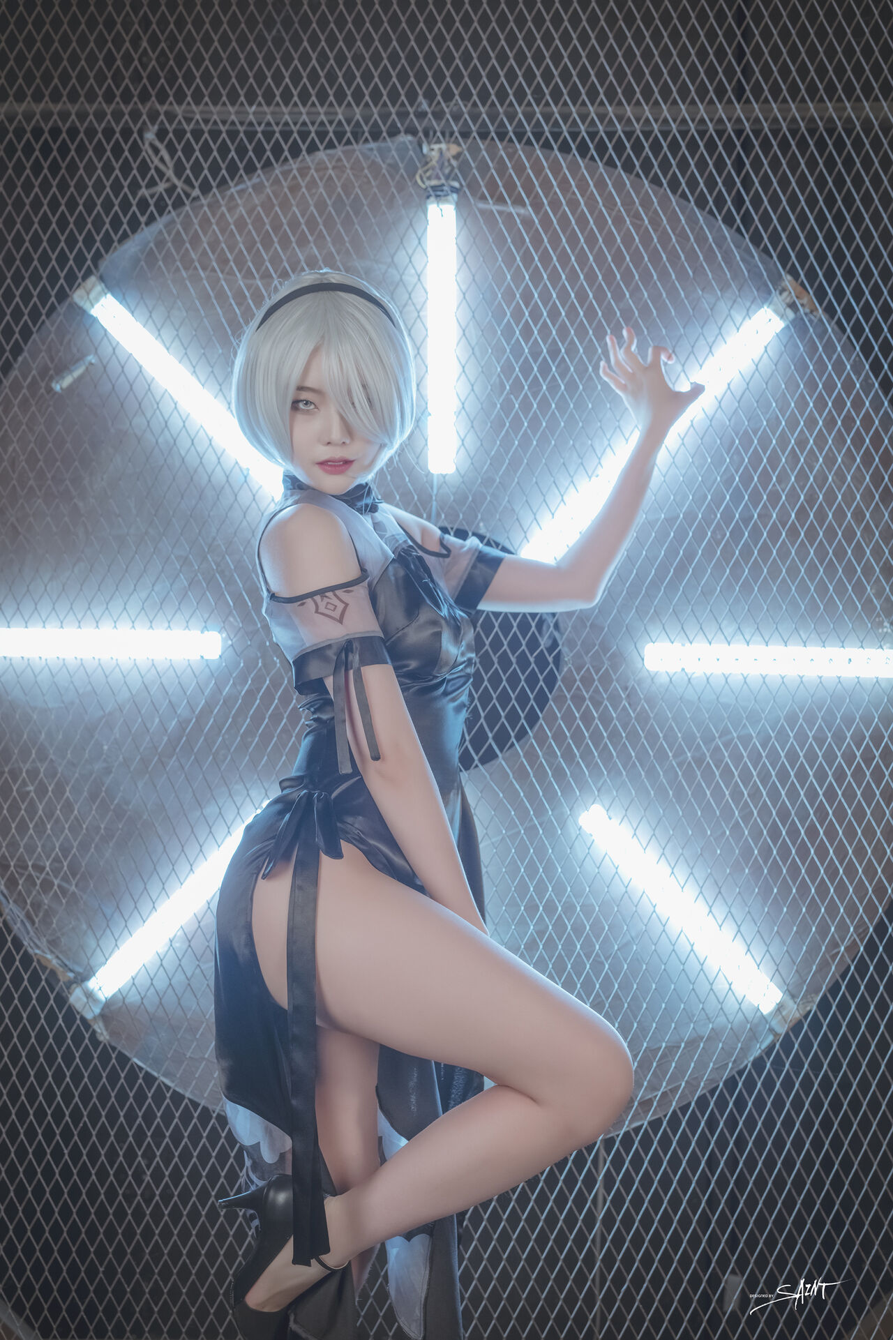 Косплей 2b в платье и халате из NieR Automata