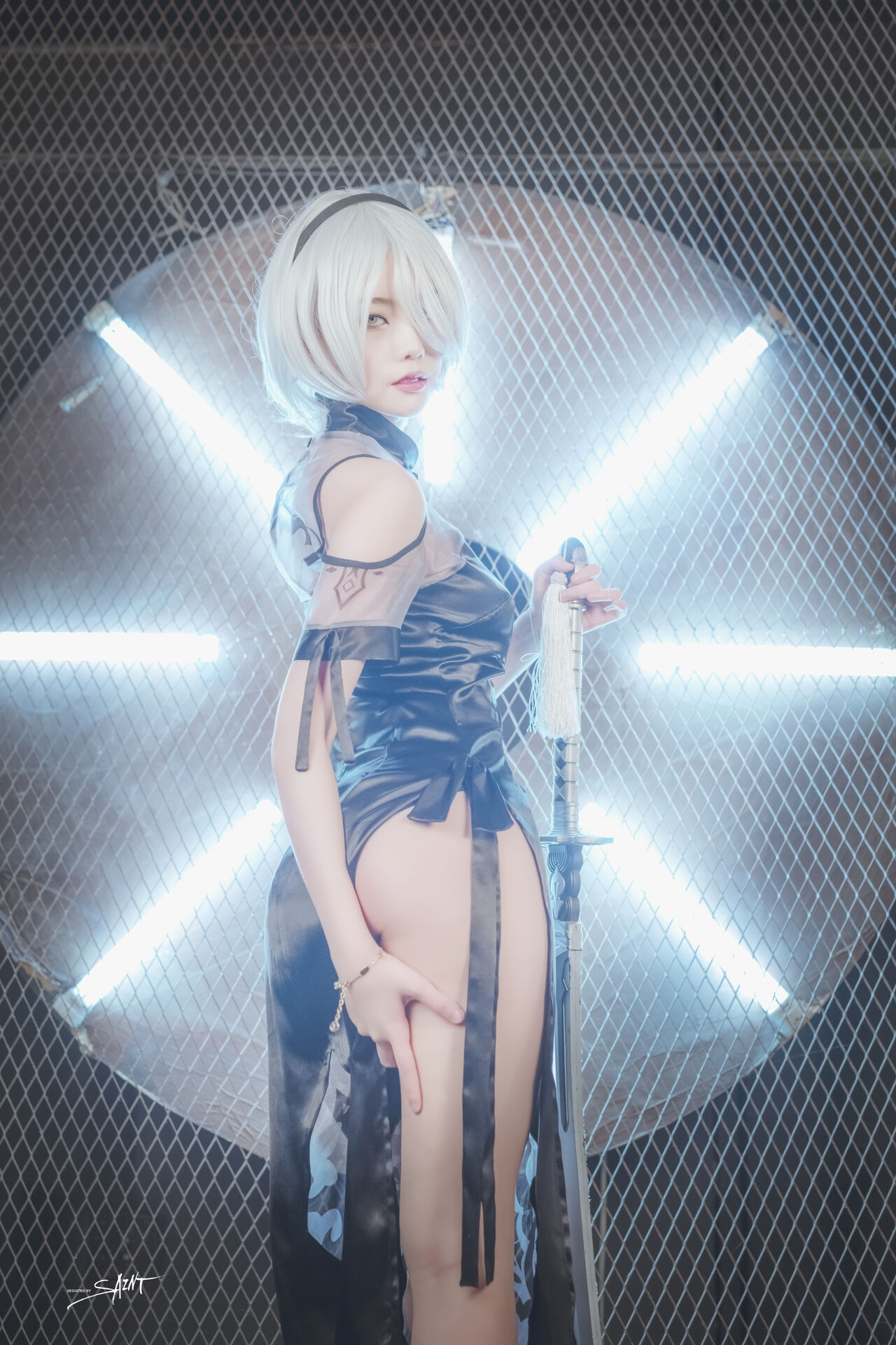 Косплей 2b в платье и халате из NieR Automata