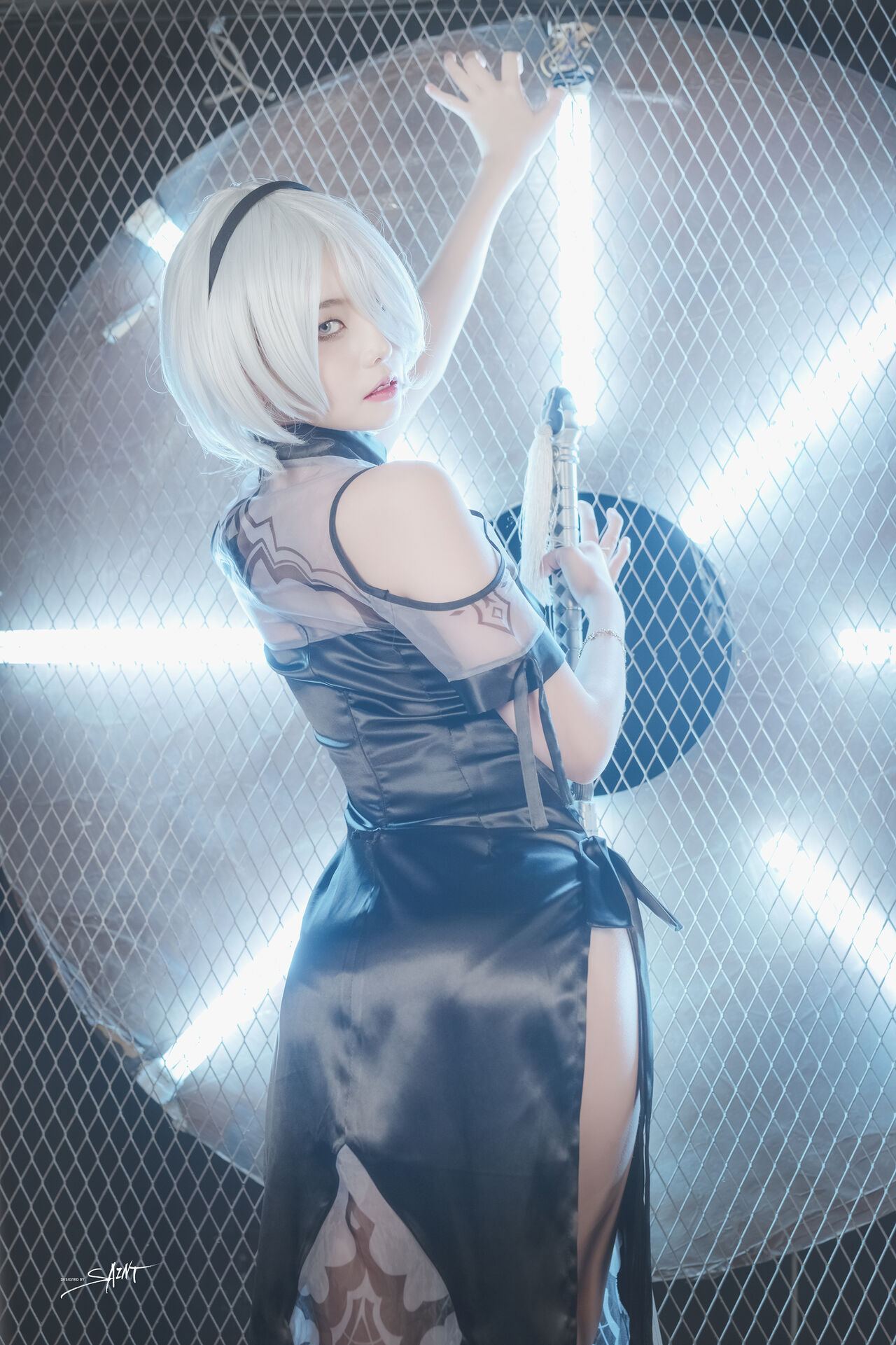 Косплей 2b в платье и халате из NieR Automata