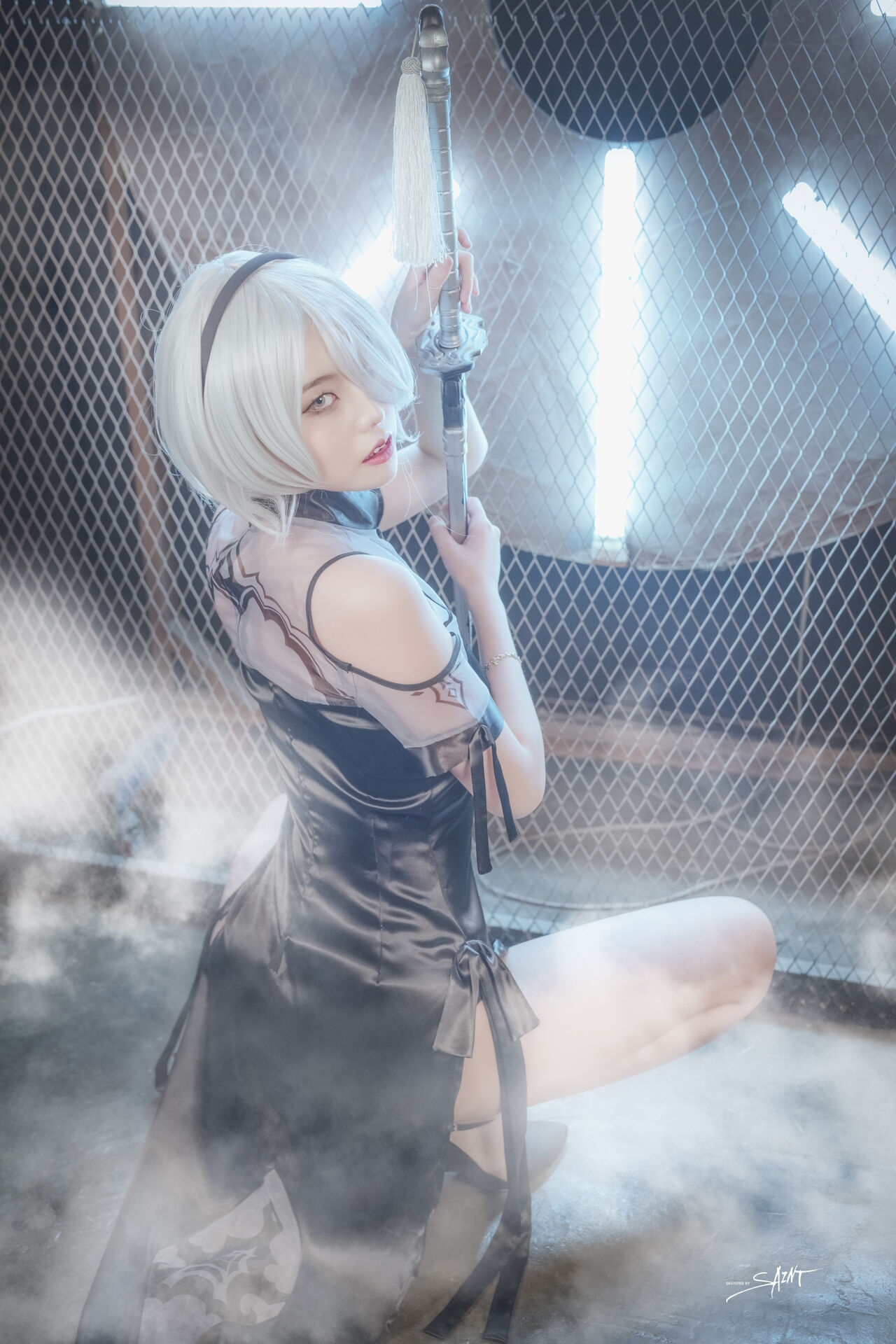 Косплей 2b в платье и халате из NieR Automata