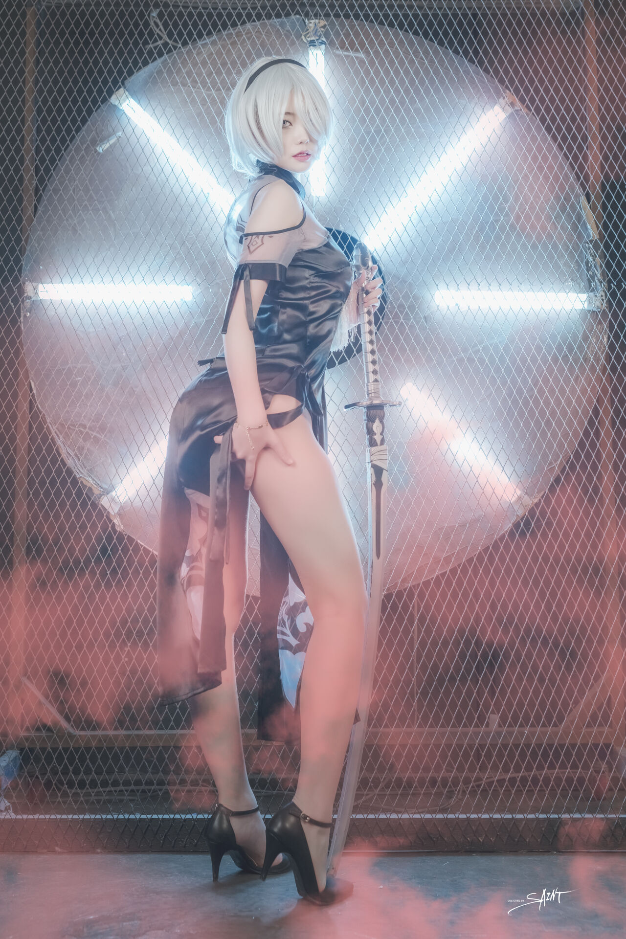 Косплей 2b в платье и халате из NieR Automata
