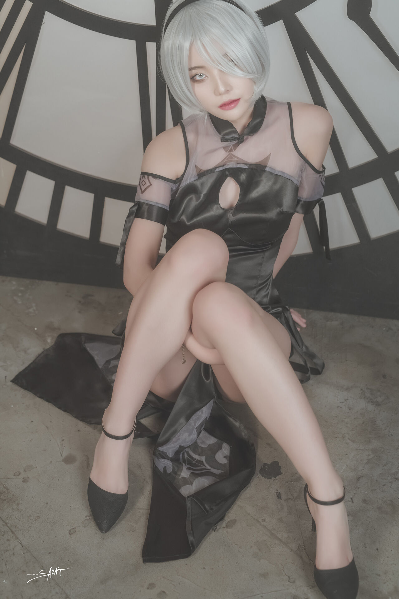 Косплей 2b в платье и халате из NieR Automata