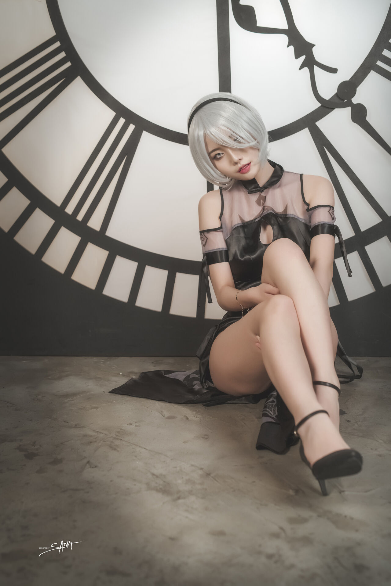Косплей 2b в платье и халате из NieR Automata