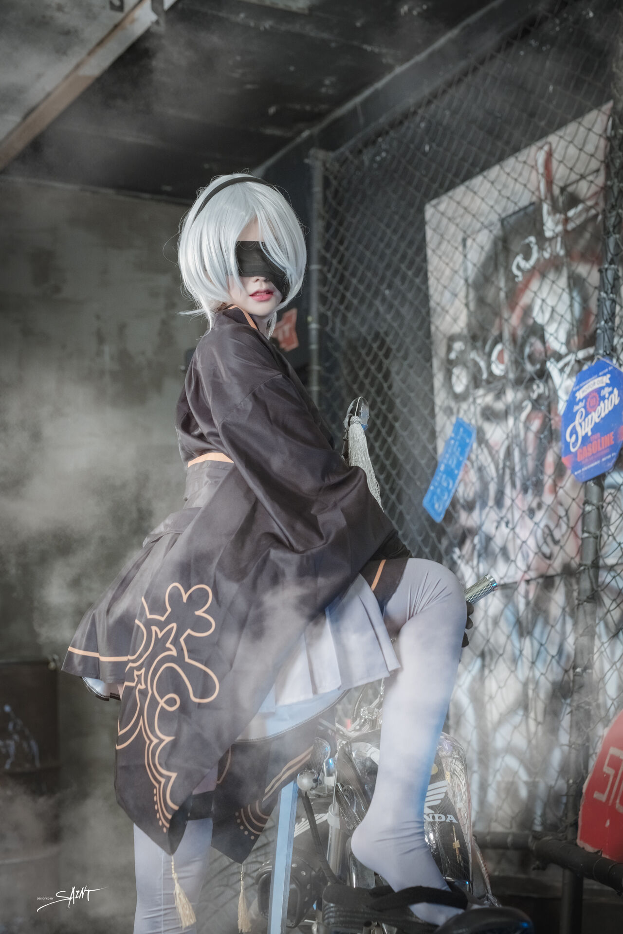Косплей 2b в платье и халате из NieR Automata