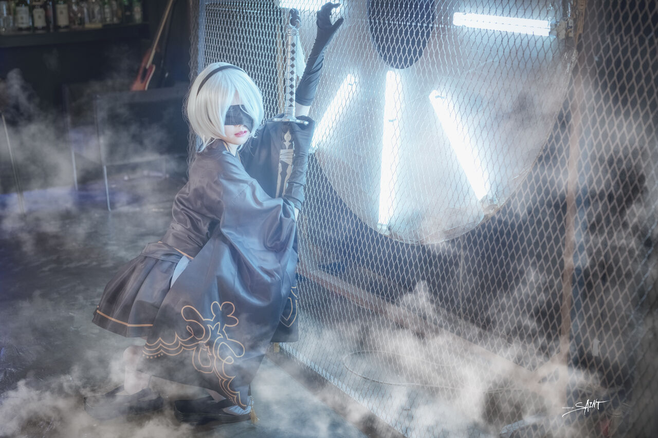Косплей 2b в платье и халате из NieR Automata