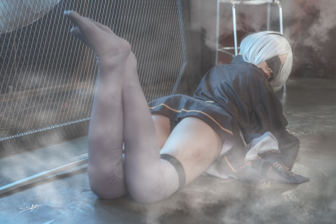 Косплей 2b в платье и халате из NieR Automata
