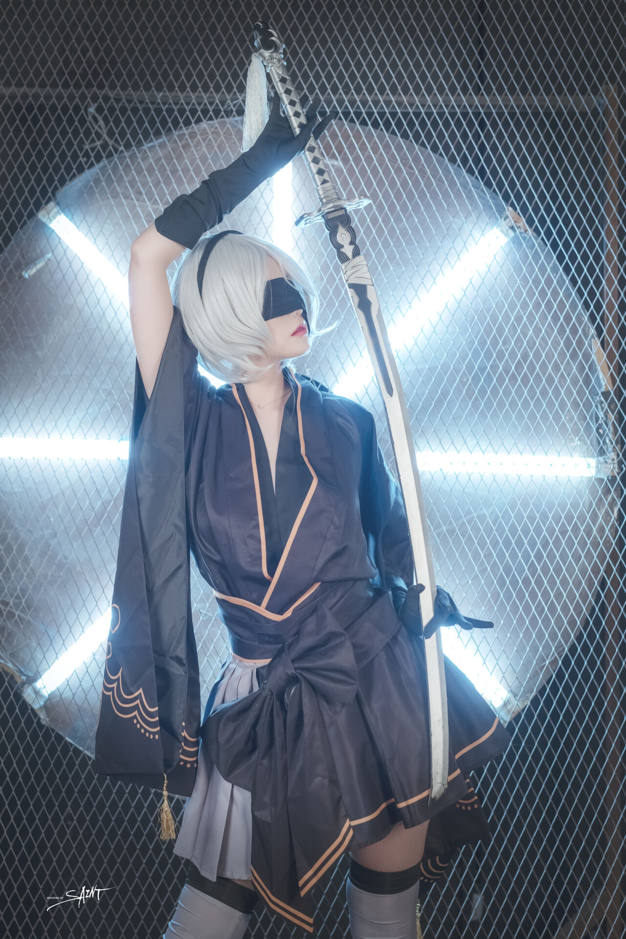 Косплей 2b в платье и халате из NieR Automata