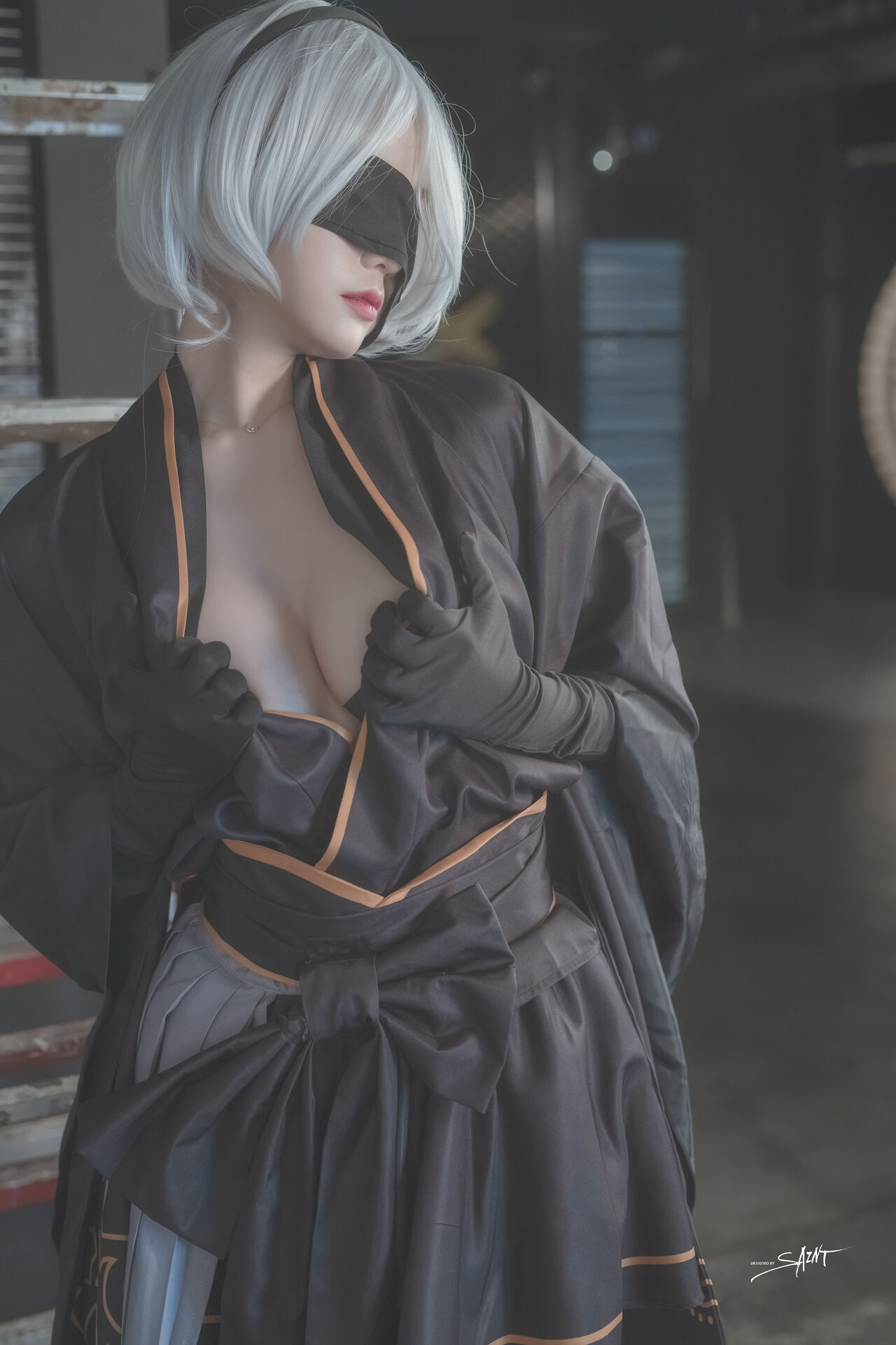 Косплей 2b в платье и халате из NieR Automata