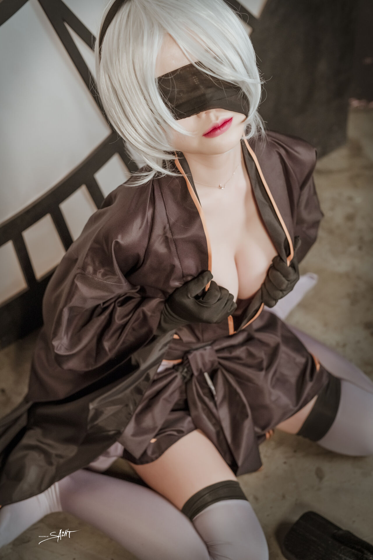 Косплей 2b в платье и халате из NieR Automata