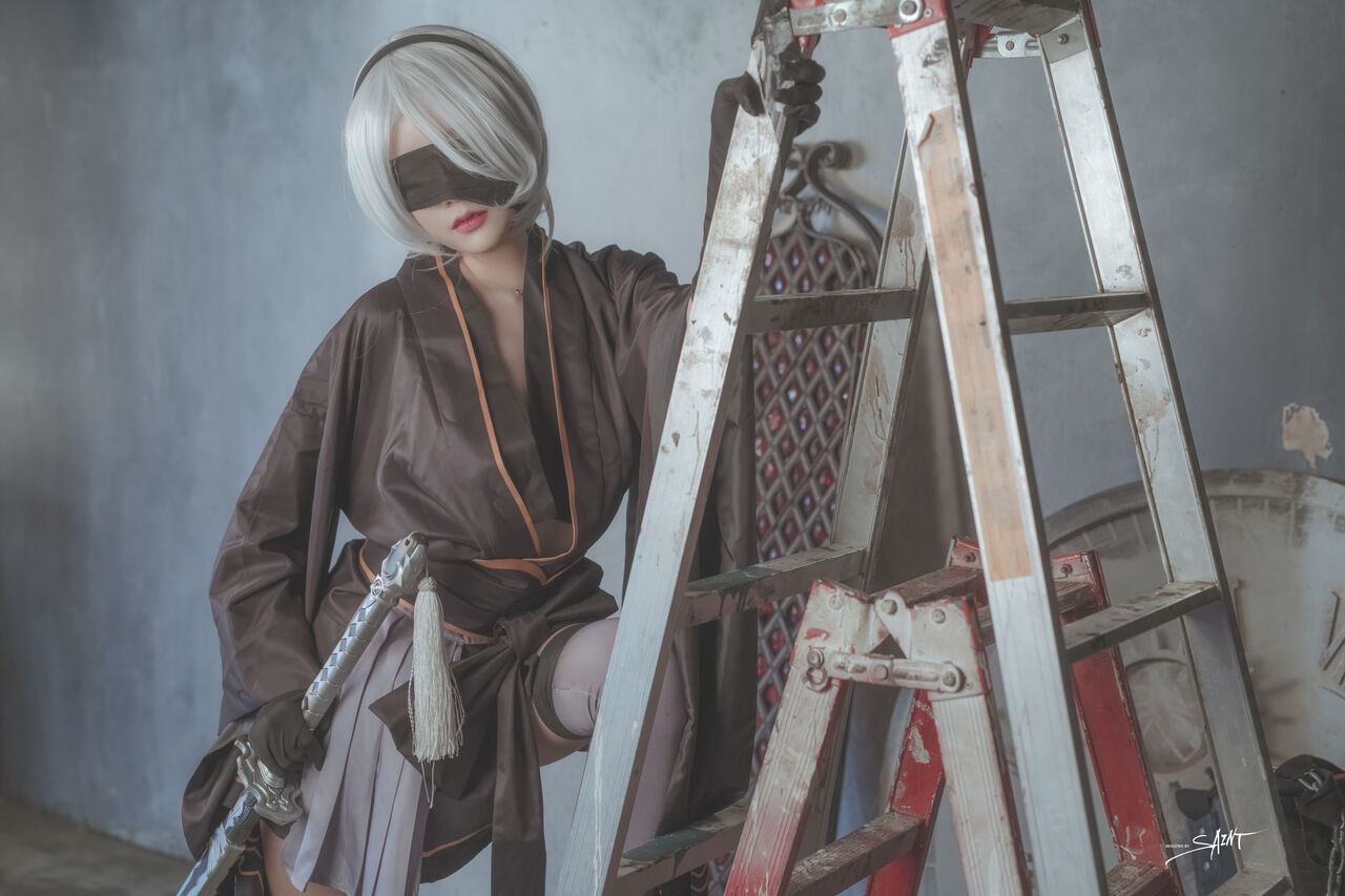 Косплей 2b в платье и халате из NieR Automata