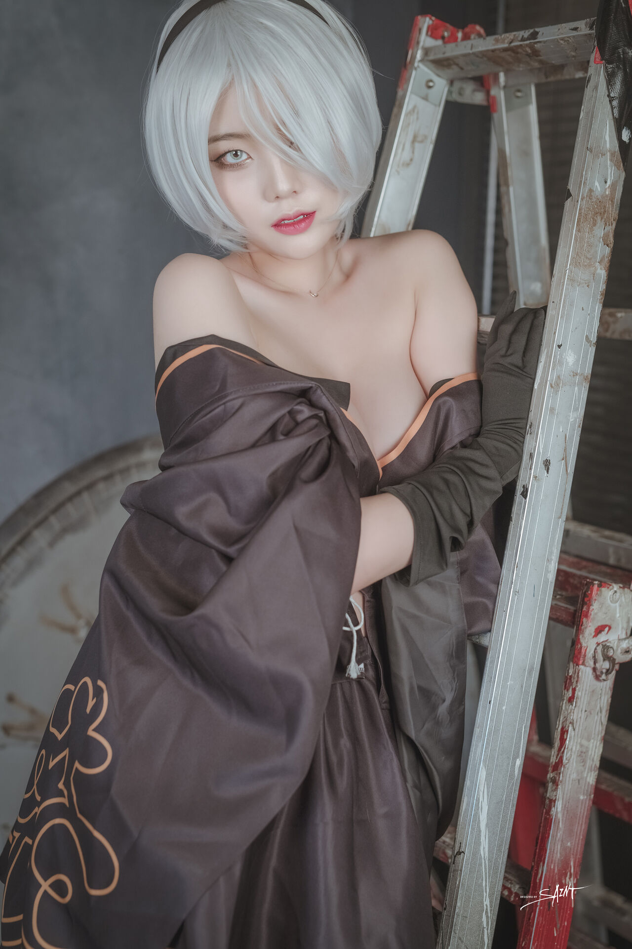Косплей 2b в платье и халате из NieR Automata