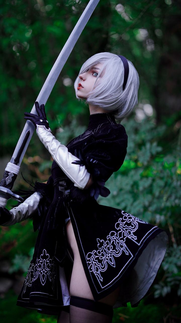 Косплей милой 2B из любимой NieR: Automata, в исполнении не менее милой Итальянской косплеерши Himee.lily.