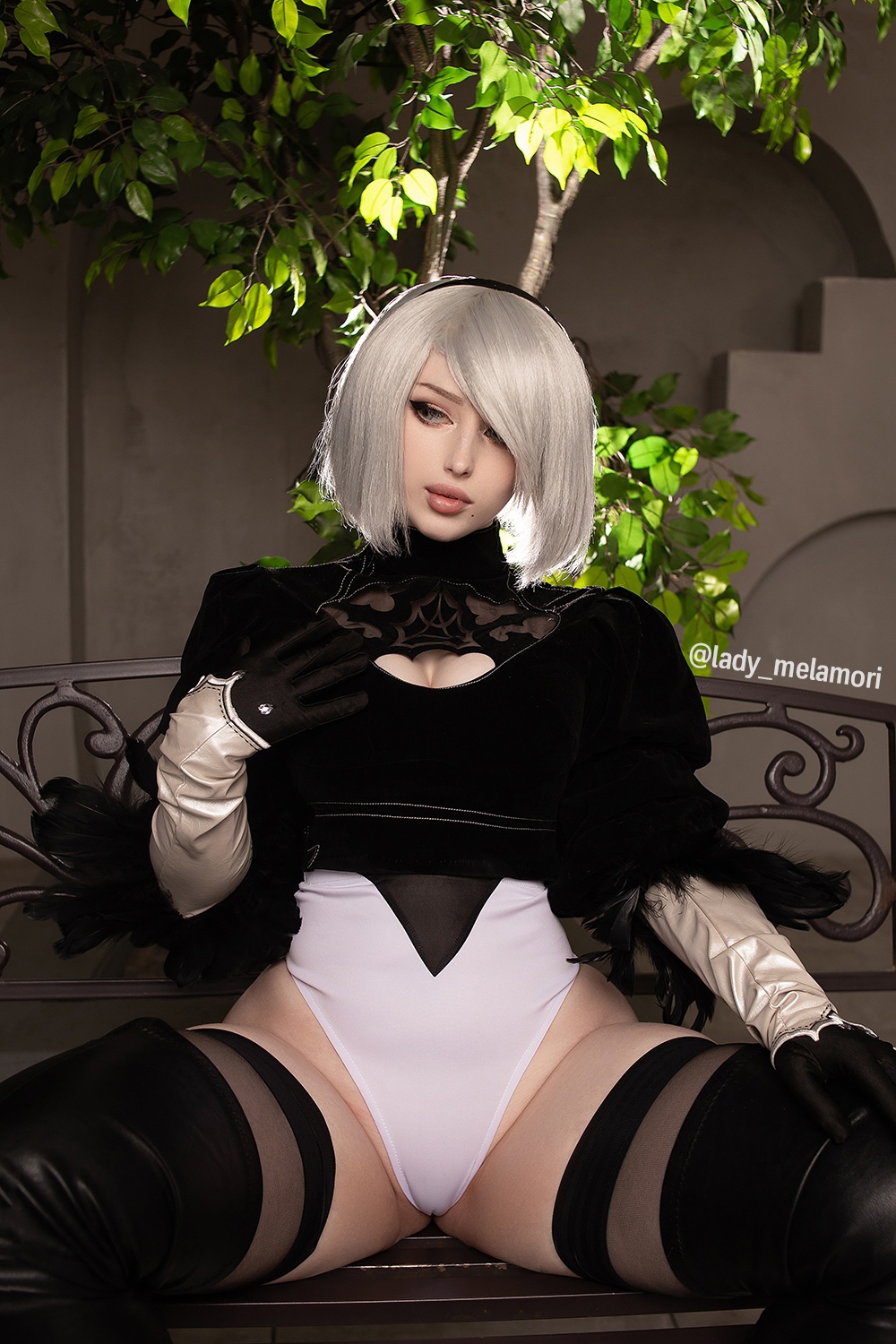 Косплей 2B из игры NieR: Automata, в исполении прелестной геймерши и косплеерши Lady Melamori.