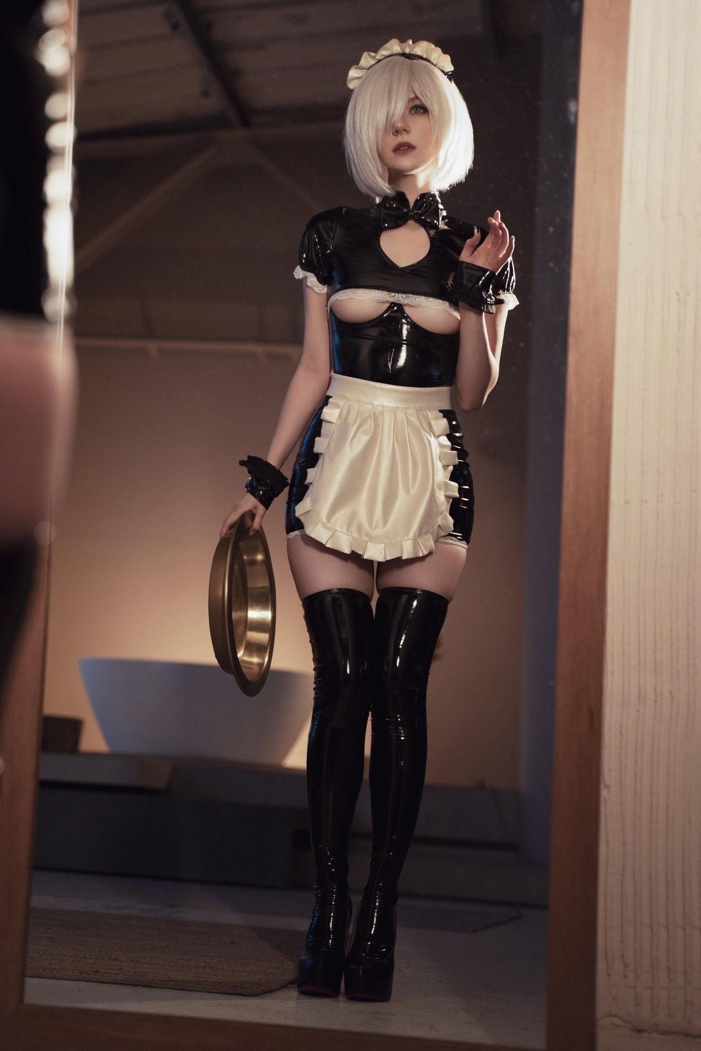 Косплей 2B в костюме горничной из NieR: Automata, от прелестной Miakanayuri (Mik Allen).