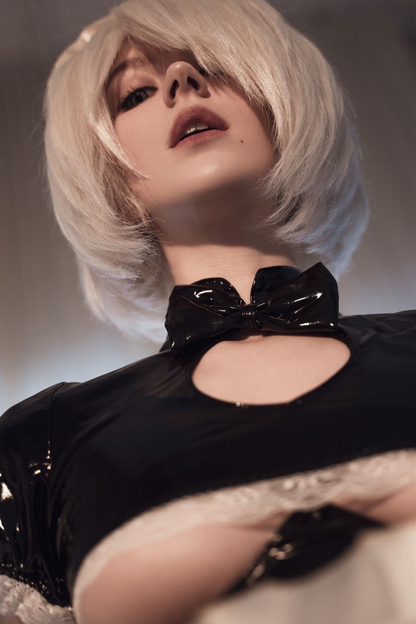 Косплей 2B в костюме горничной из NieR: Automata, от прелестной Miakanayuri (Mik Allen).