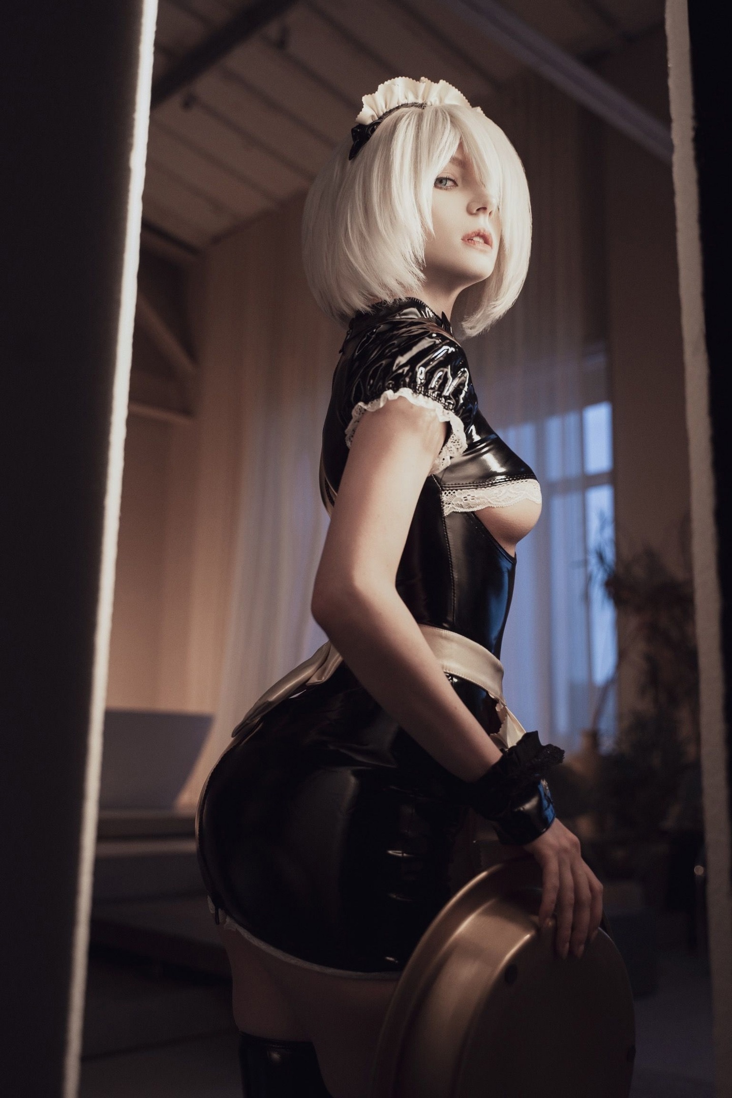 Косплей 2B в костюме горничной из NieR: Automata, от прелестной Miakanayuri (Mik Allen).