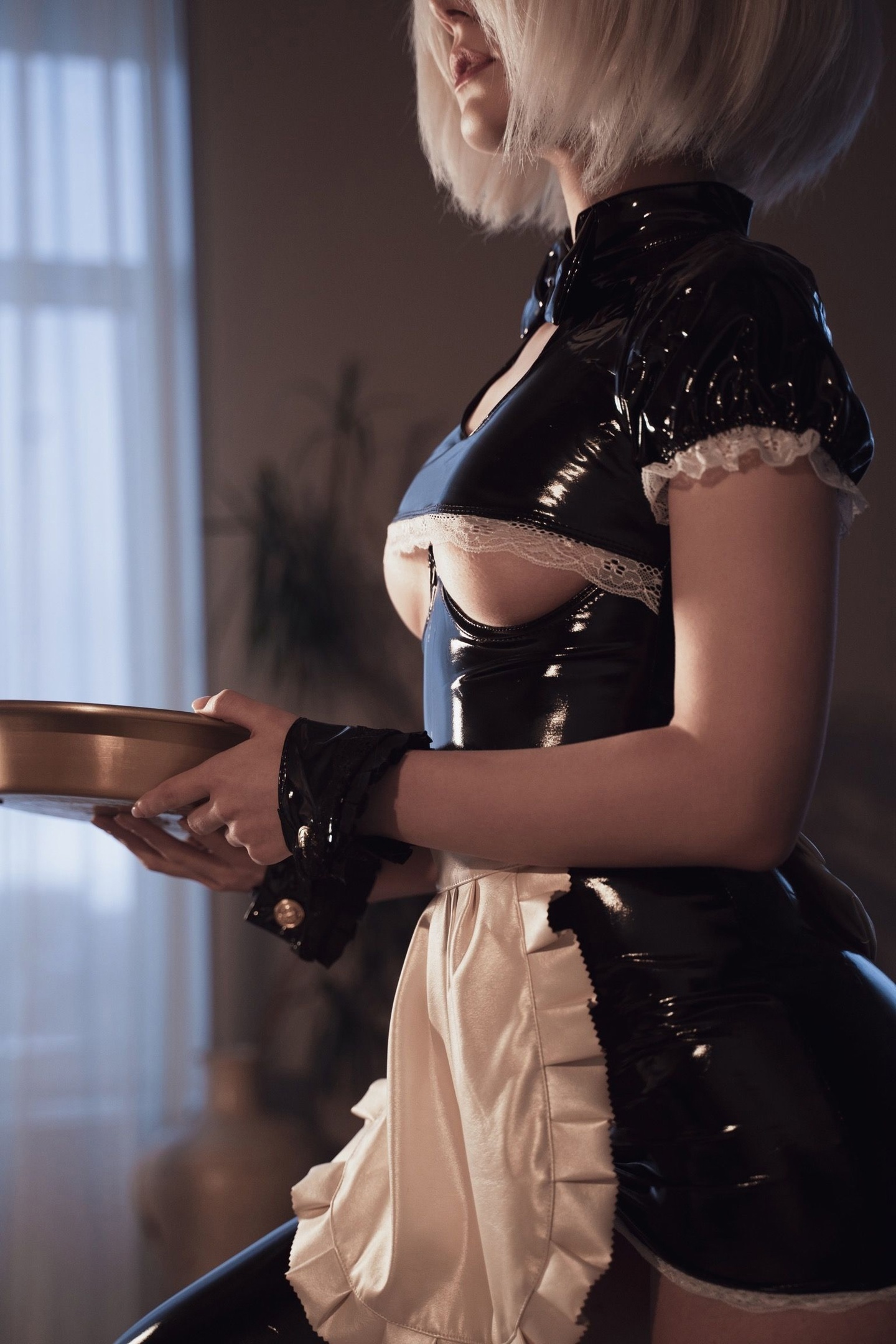 Косплей 2B в костюме горничной из NieR: Automata, от прелестной Miakanayuri (Mik Allen).