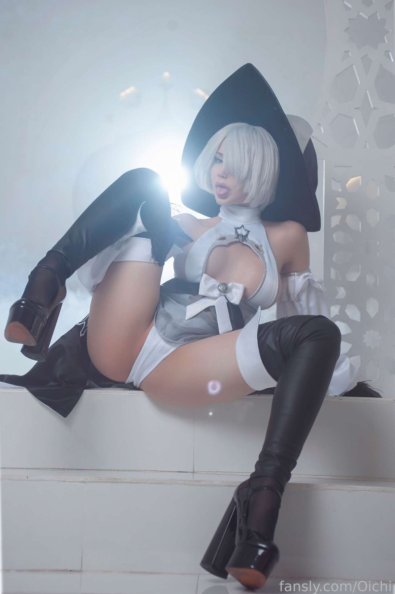 Косплей 2B в образе ведьмы из NieR: Automata от Oichi Chan