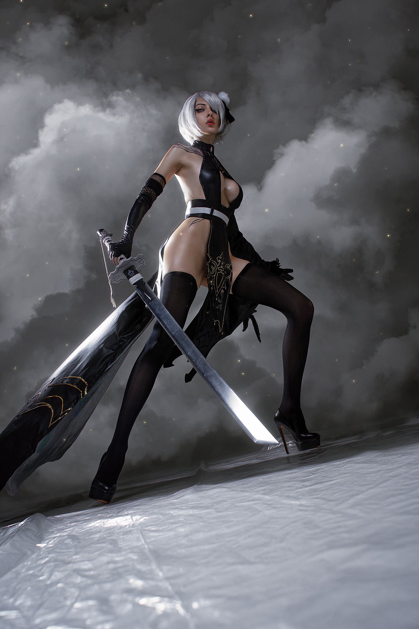 Косплей 2B в платье и в юбке из NieR Automata от Xenon
