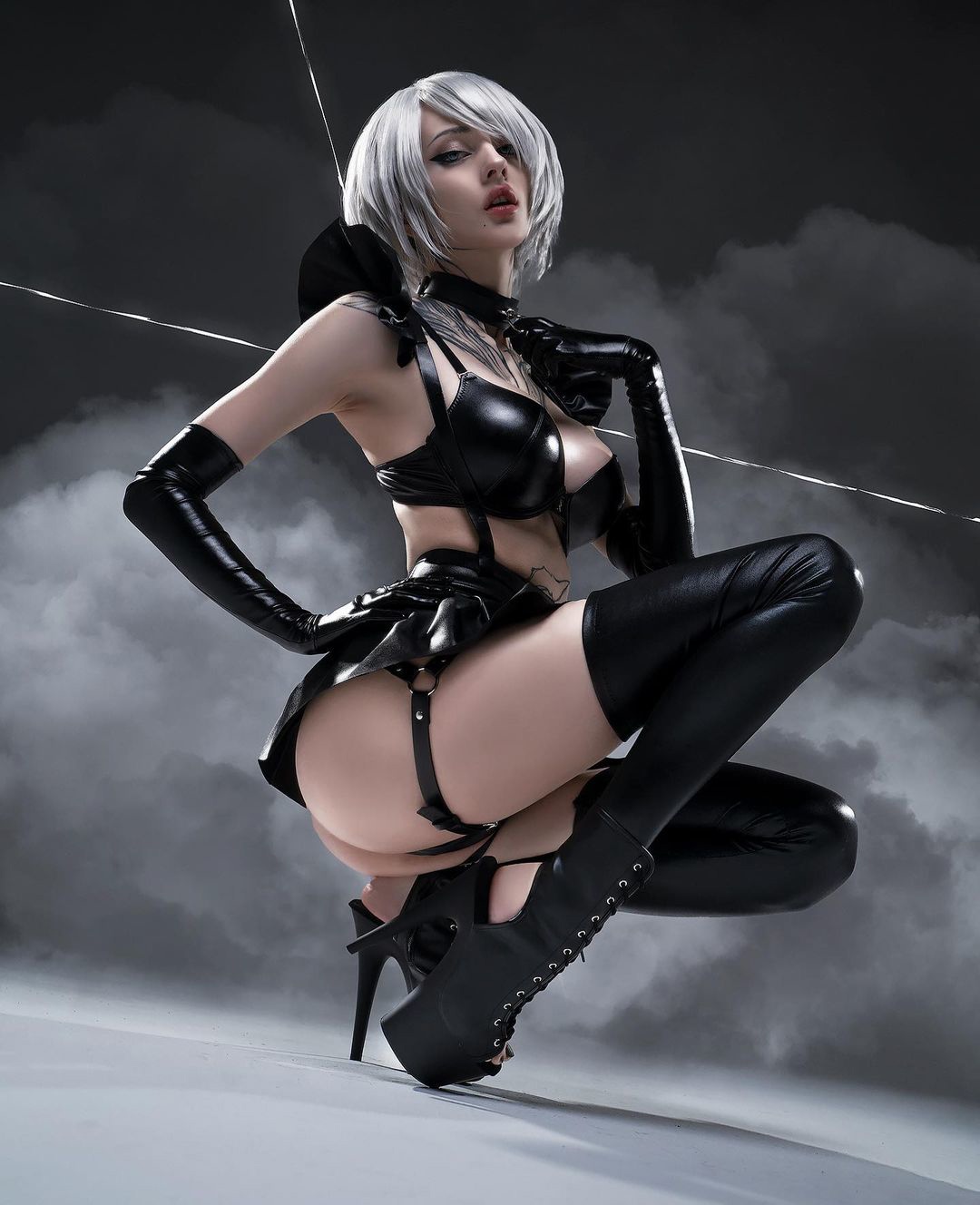 Косплей 2B в платье и в юбке из NieR Automata от Xenon