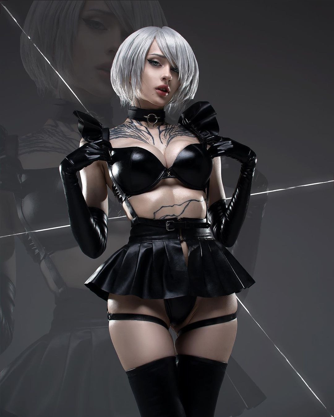 Косплей 2B в платье и в юбке из NieR Automata от Xenon
