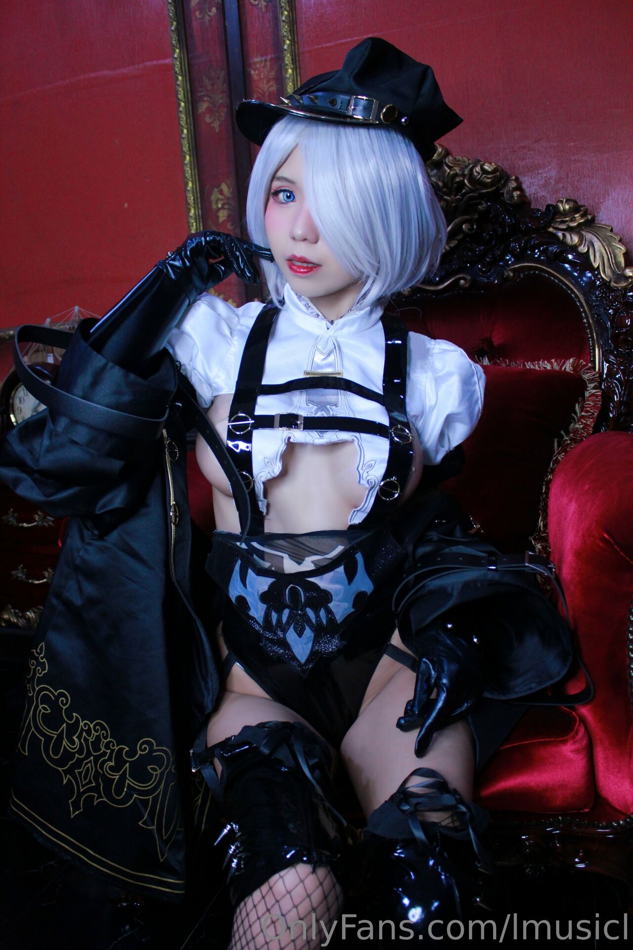 Косплей 2B в форме откровенной полицейской из NieR: Automata от Mewjiic