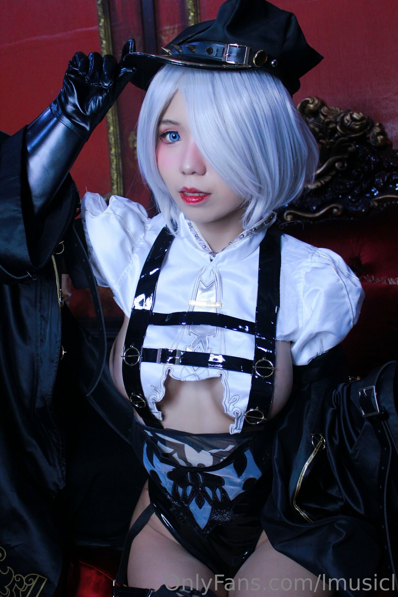 Косплей 2B в форме откровенной полицейской из NieR: Automata от Mewjiic