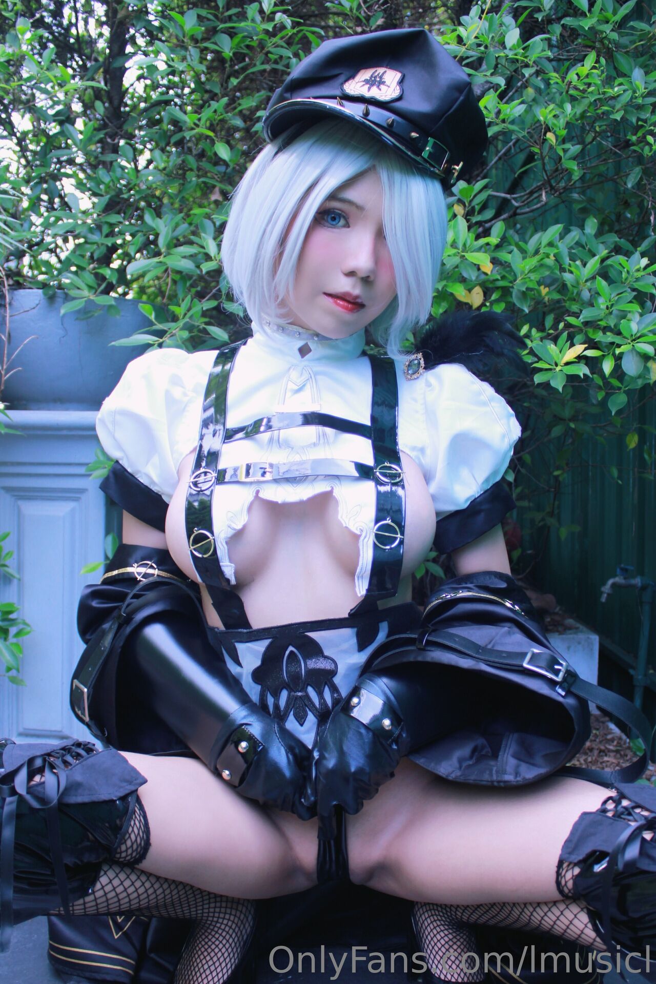 Косплей 2B в форме откровенной полицейской из NieR: Automata от Mewjiic