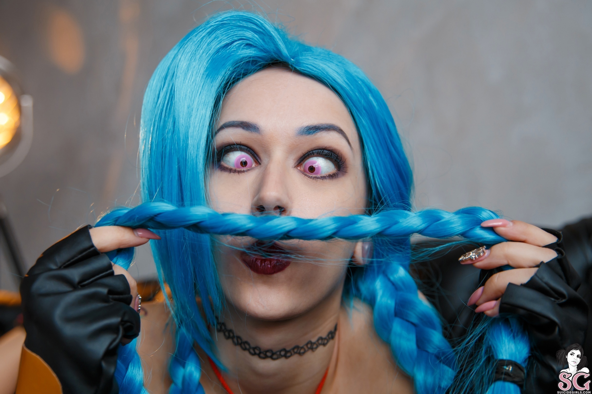 Косплей безумной JInx из мобы League of Legends от Purple Bitch