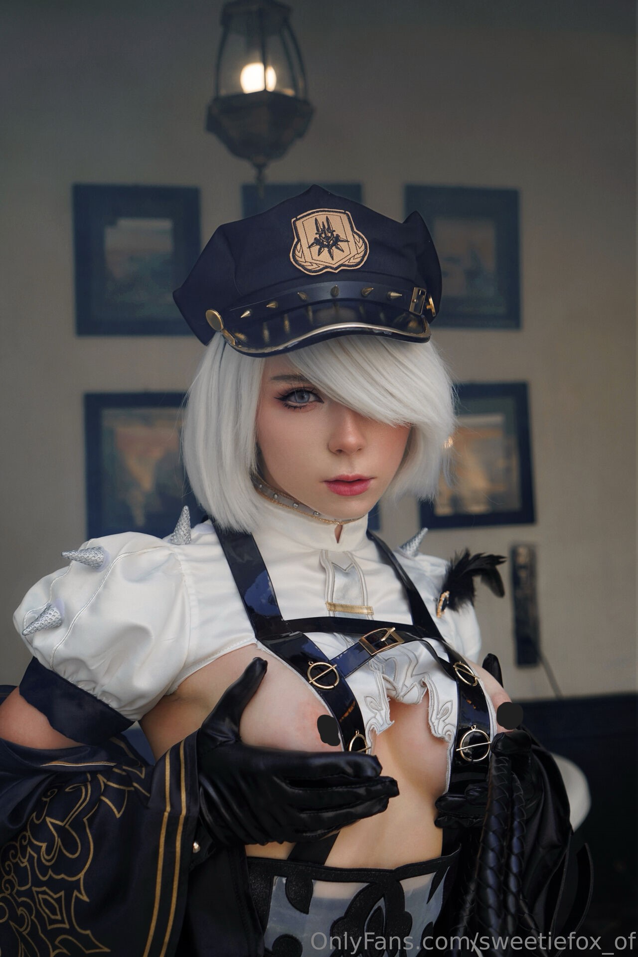 Косплей 2B в форме пошлой полицейской из игры NieR Automata от Sweetie Fox
