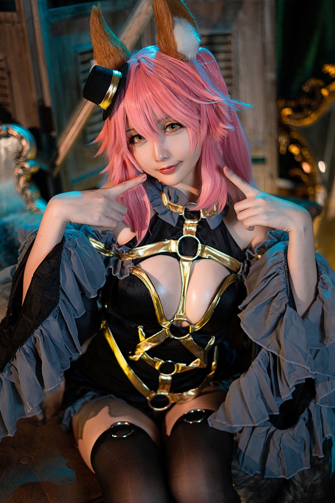 Косплей экстравагантной мико-шаманки Tamamo из Fate/Grand Order от Hoshilily