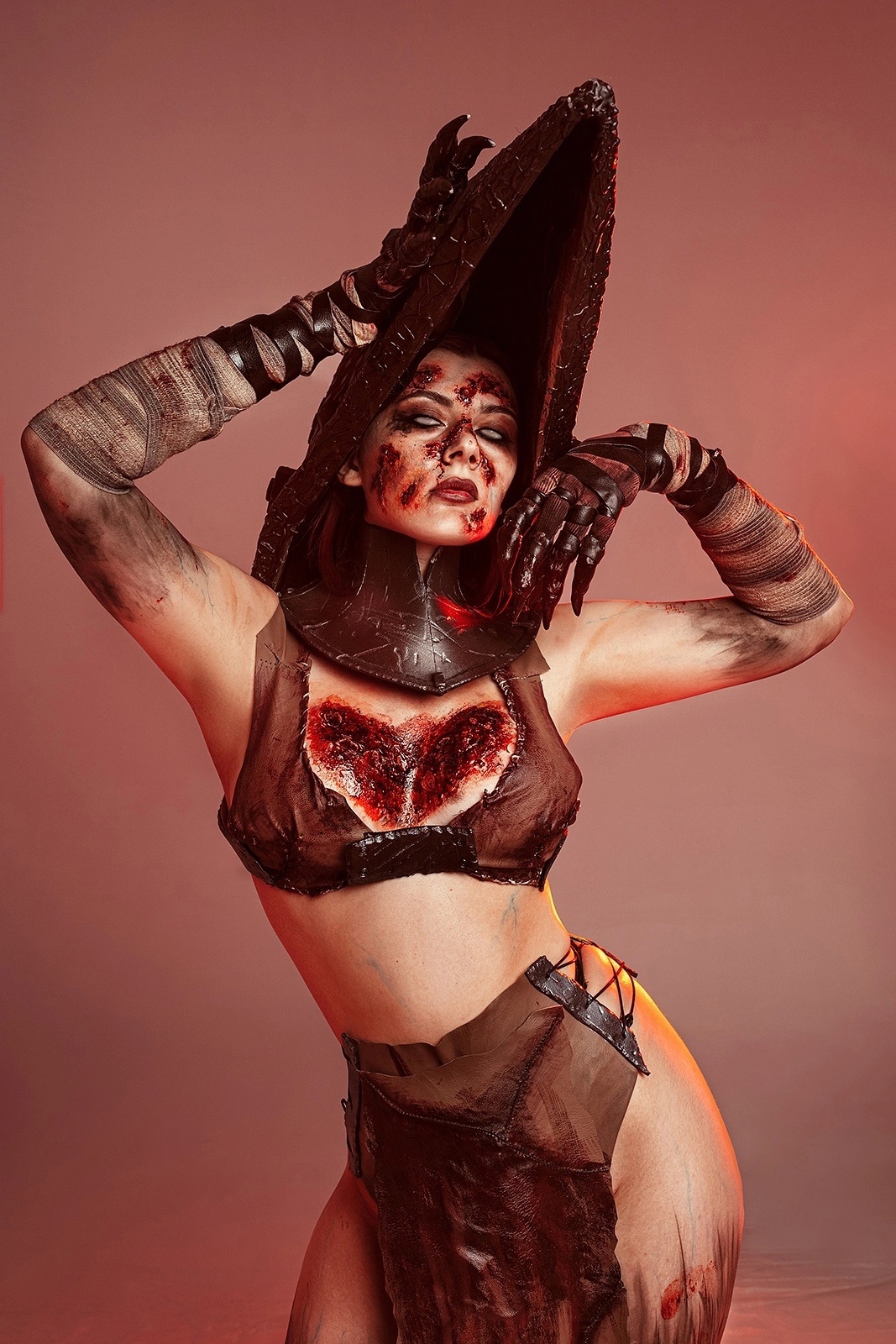 Косплей фем-версии Pyramid Head из серии игр Silent Hill от Liz Joestar
