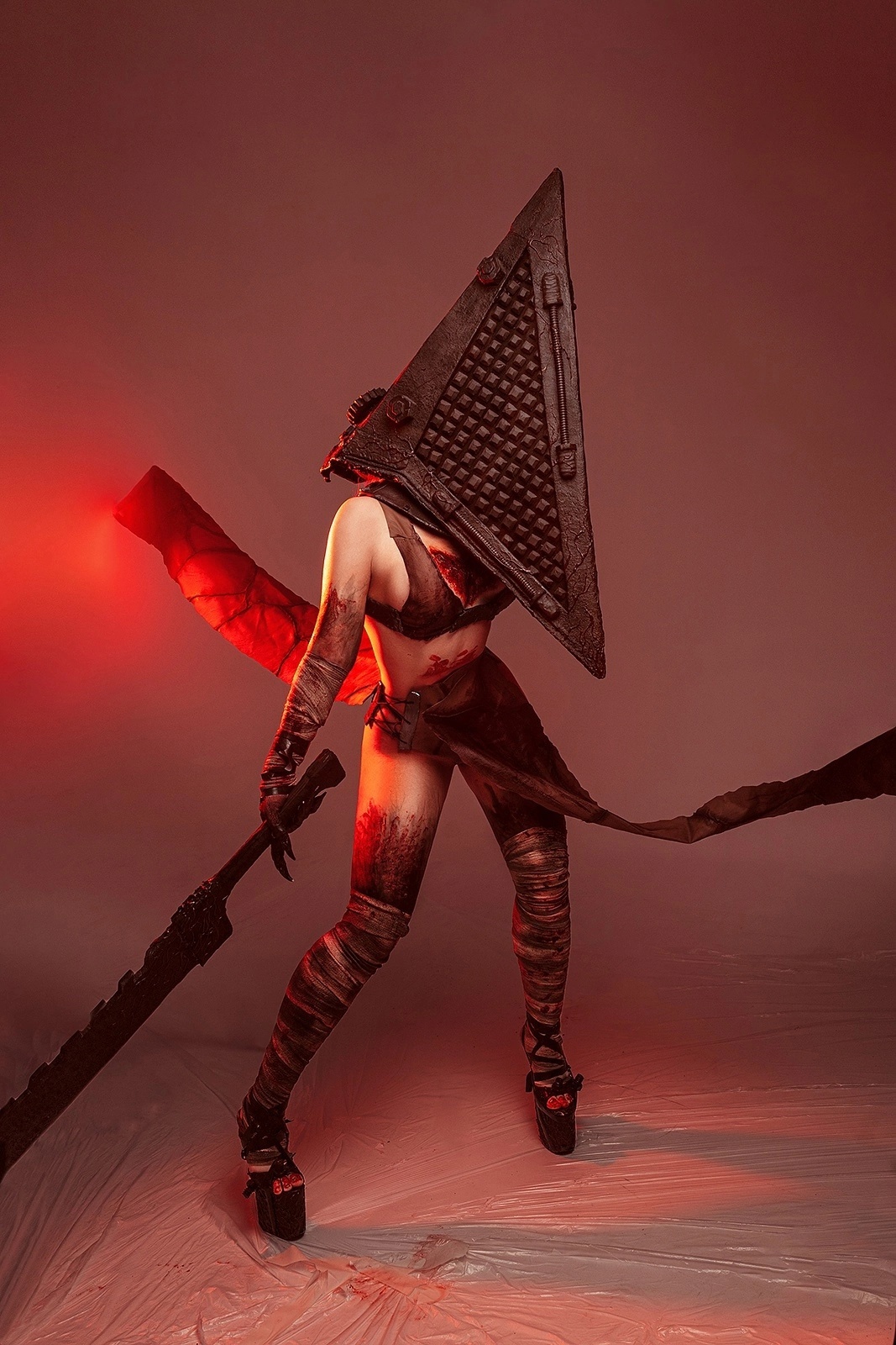Косплей фем-версии Pyramid Head из серии игр Silent Hill от Liz Joestar