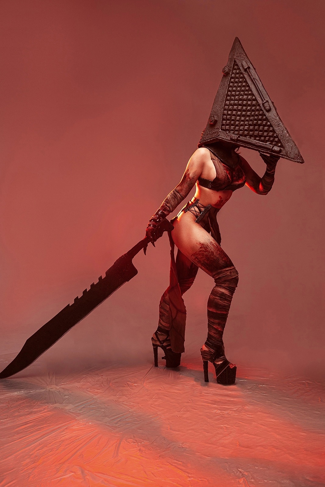 Косплей фем-версии Pyramid Head из серии игр Silent Hill от Liz Joestar