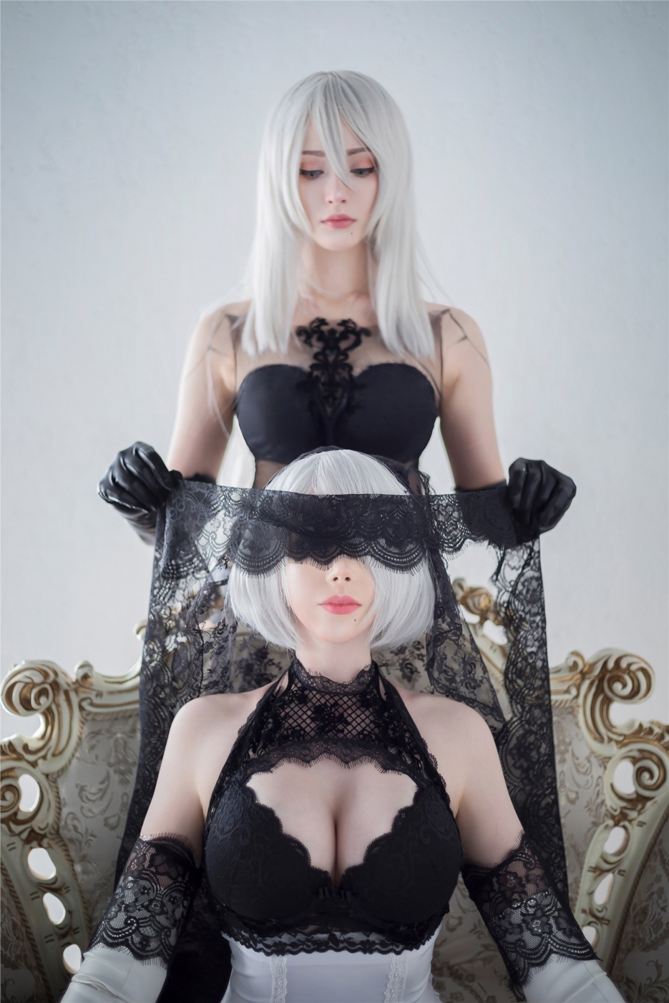 Косплей робобаб 2B и A2 из NieR: Automata от Saya the Fox и Sai Westwood