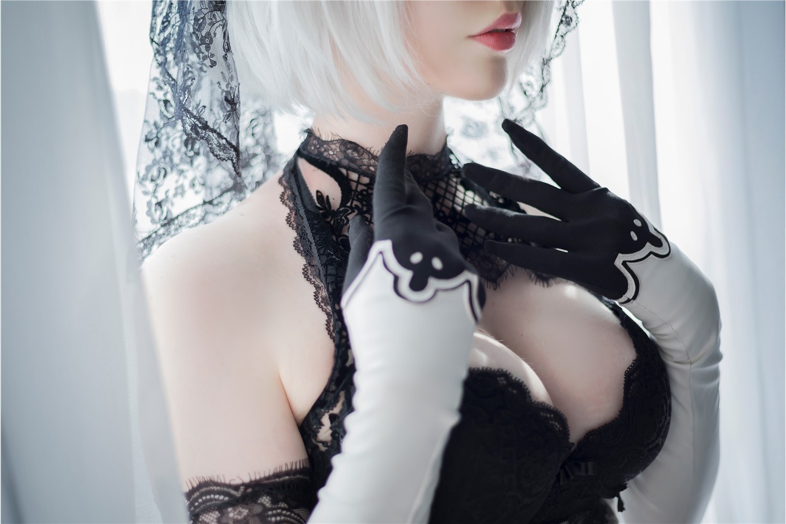 Косплей робобаб 2B и A2 из NieR: Automata от Saya the Fox и Sai Westwood