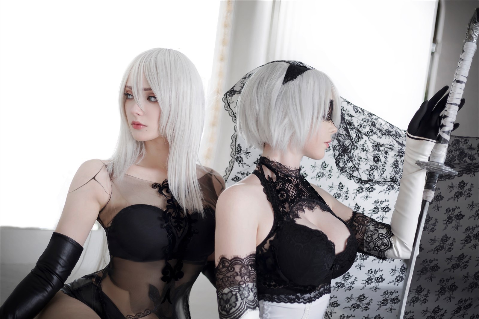 Косплей робобаб 2B и A2 из NieR: Automata от Saya the Fox и Sai Westwood