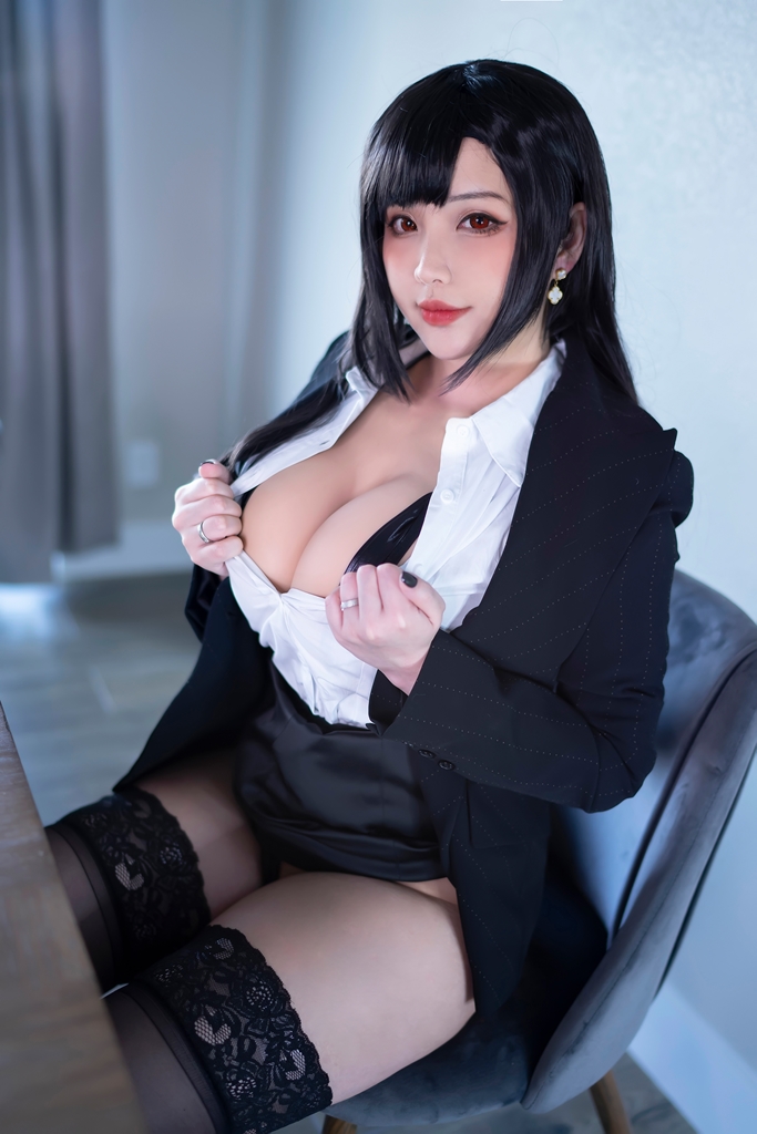 Косплей Tifa Lockhart в деловом костюме из Final Fantasy VII от Hana Bunny