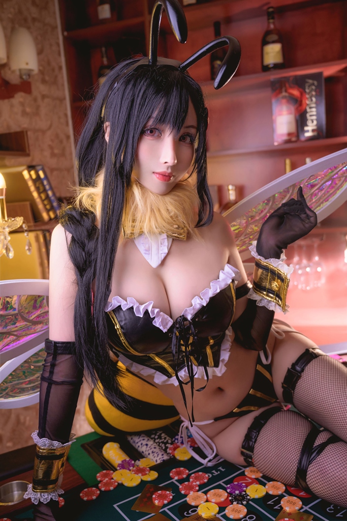 Косплей Tifa Lockhart в образе королевы пчёл из Final Fantasy VII от Rioko