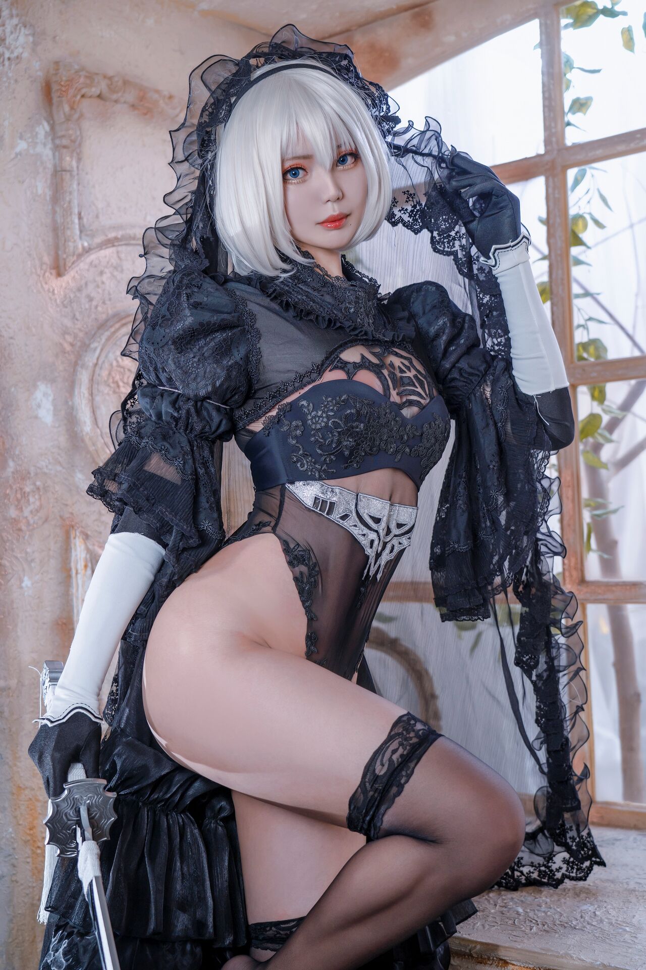 Косплей 2B в чёрном и белом свадебном платье из NieR: Automata от Yuki Neko